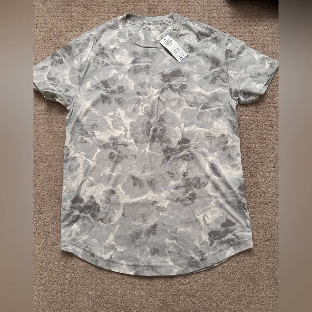 NWT men’s Abercrombie & Fitch floral tee XS